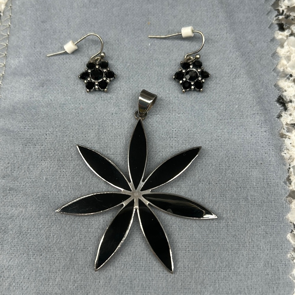 Black and Silver Flower Pendant with earrings